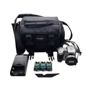 Kodak EasyShare Z650 6.0MP Digital Camera 10x Zoom Silver 3 Battery Bag Charger